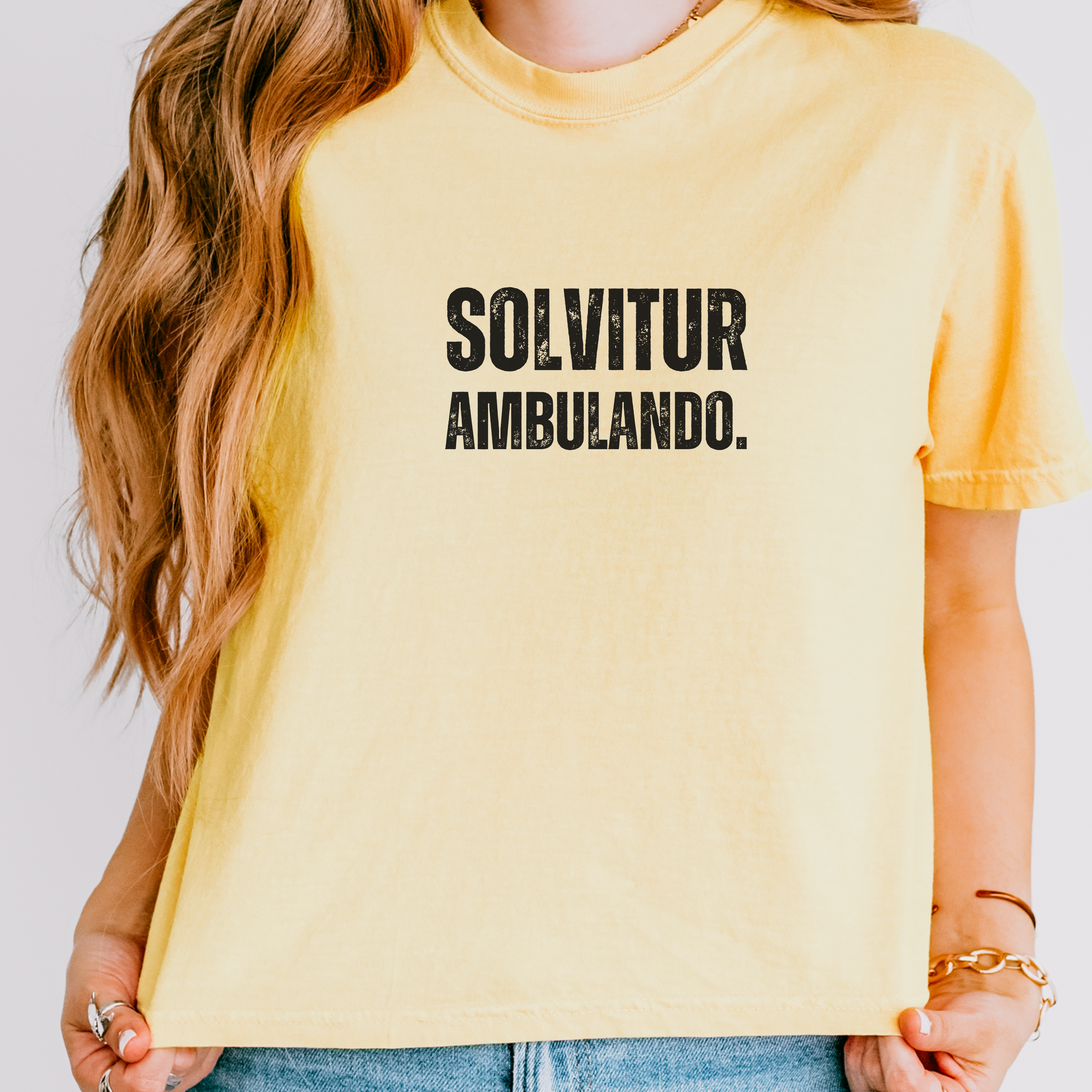 Solved by Walking T-Shirt | Latin Quote Motivational Gift - Mythos Design