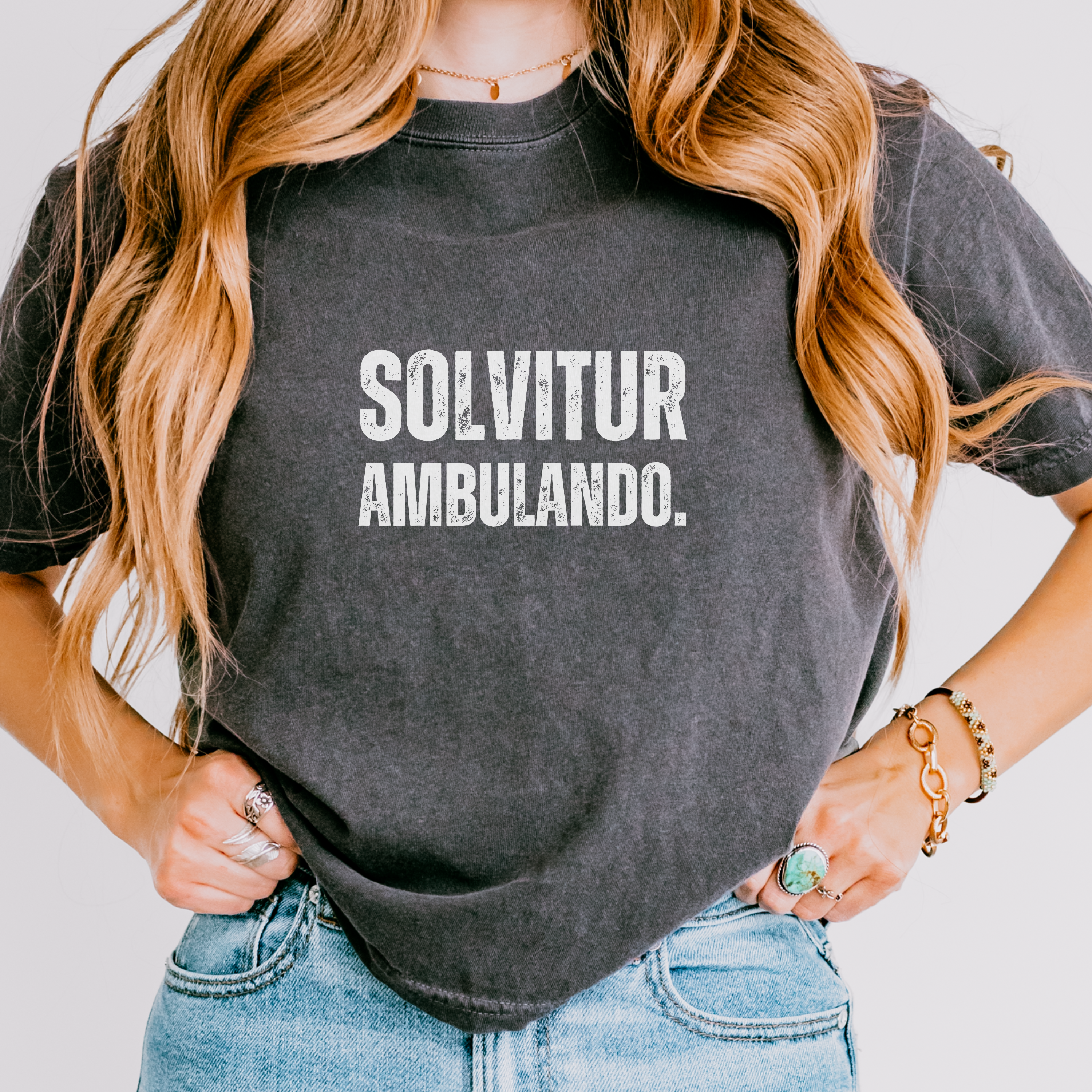 Solved by Walking T-Shirt | Latin Quote Motivational Gift - Mythos Design