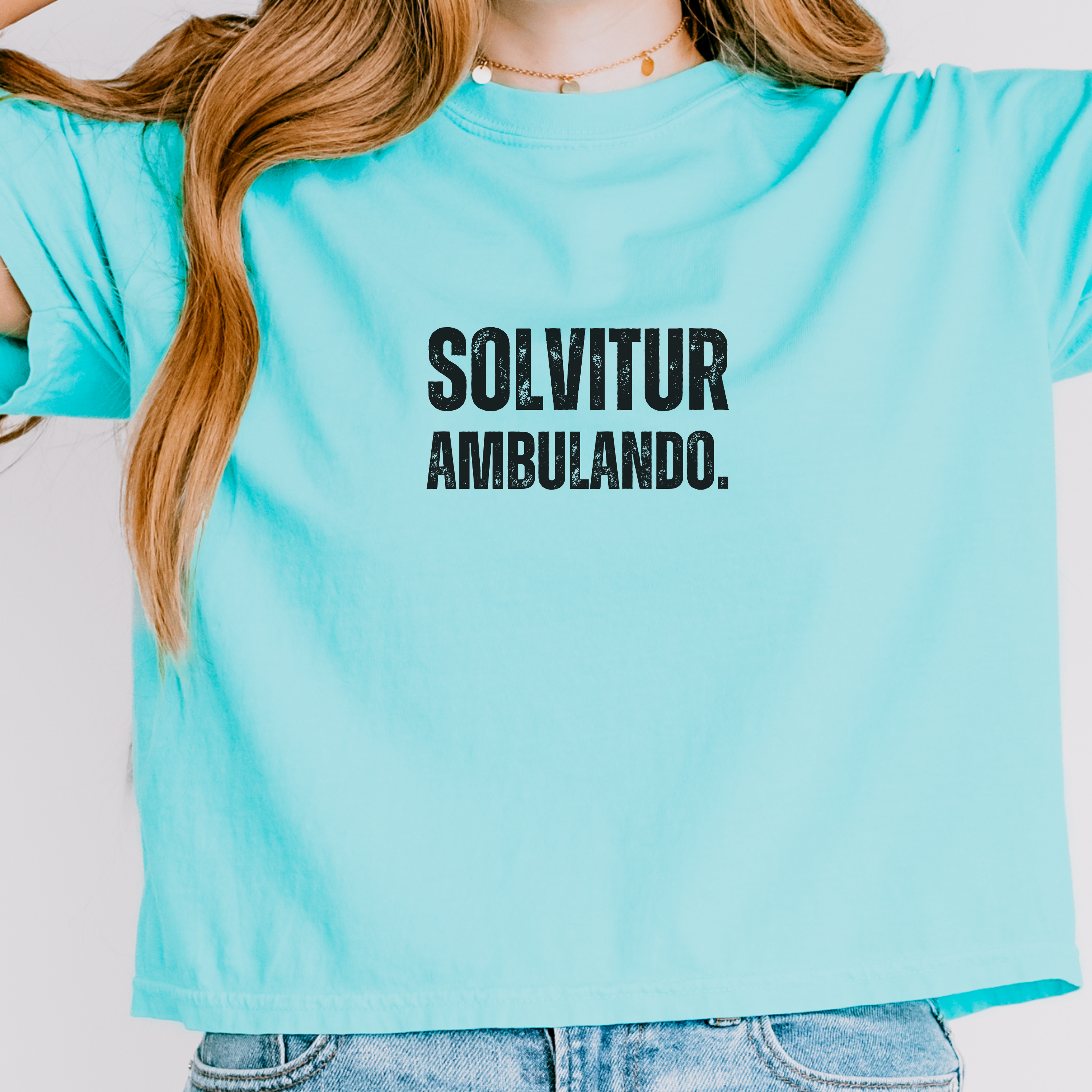 Solved by Walking T-Shirt | Latin Quote Motivational Gift - Mythos Design