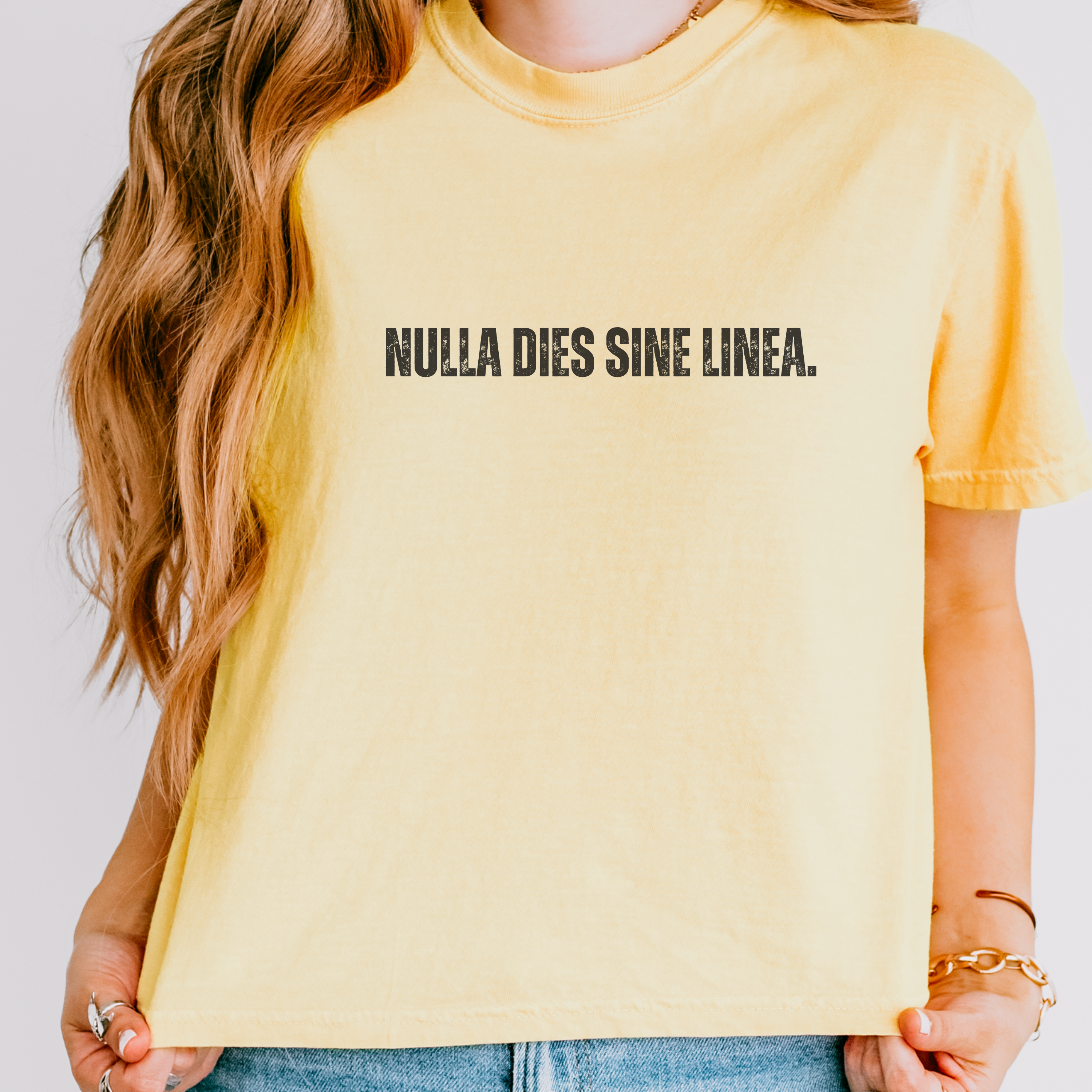 Create Quote "Nulla Dies Sine Linea" Tee | Boxy Gift T-Shirt - Mythos Design